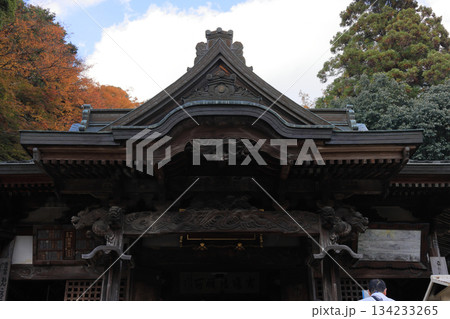 秋の四国霊場第88番札所「大窪寺」本堂と紅葉 134233265