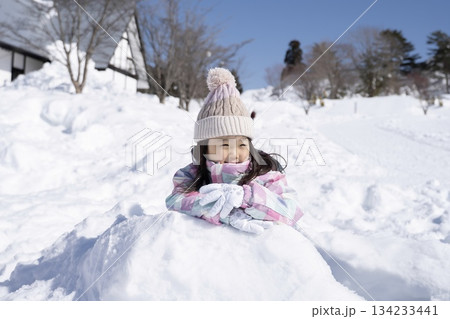 雪遊びする女の子 134233441