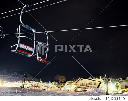 栂池高原スキー場　夜のからまつゲレンデのホテル街 134233540