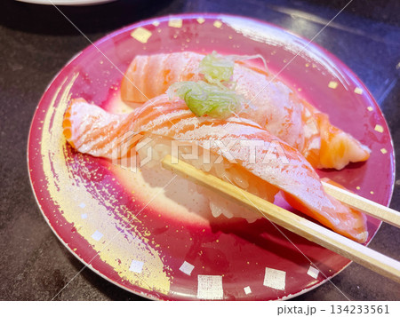 サーモンの握り寿司 脂のりがよいとろける味わい サーモンの握り寿司 脂のりがよいとろける味わい 134233561
