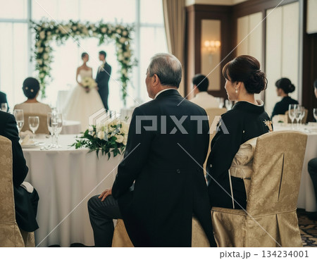 披露宴を見守る両親 披露宴を見守る両親 134234001
