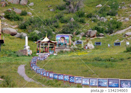 モンゴル　アリヤバル寺院の長い長い参道 134234003