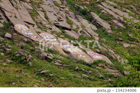 モンゴル アリヤバル寺院の岩肌の壁画 モンゴル アリヤバル寺院の岩肌の壁画 134234006
