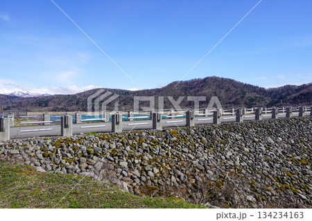 忠別ダム管理支所付近から見る忠別ダム(春) 忠別ダム管理支所付近から見る忠別ダム(春) 134234163