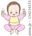 イラスト素材：スプーンとフォークを持って喜ぶ赤ちゃん（女の子） 134234233