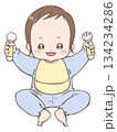 イラスト素材：スプーンとフォークを持って喜ぶ赤ちゃん（男の子） 134234286