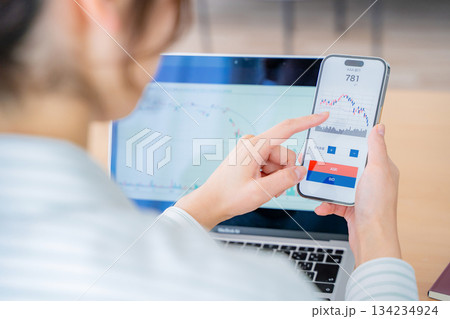 株取引をする若い女性 134234924