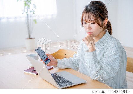 株取引をする若い女性 134234945