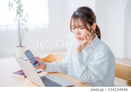 株取引をする若い女性 株取引をする若い女性 134234946