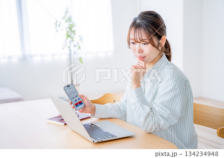 株取引をする若い女性 株取引をする若い女性 134234948