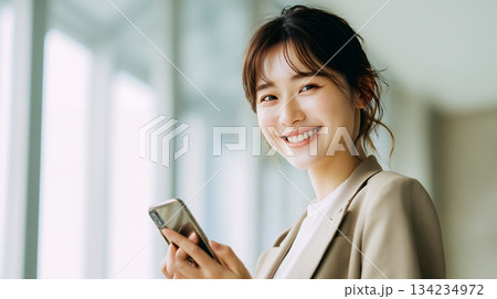 スマホを操作する女性のイラスト素材 [134234972] - PIXTA