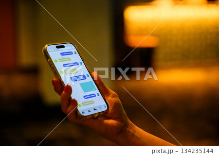 暗い場所でのスマホメッセージ 134235144