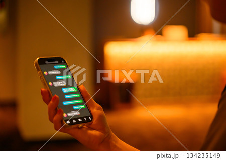 スマホでチャットする手元 スマホでチャットする手元 134235149