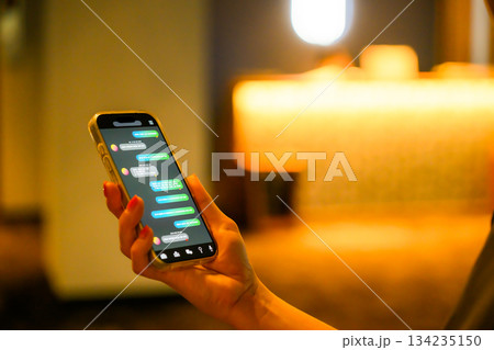 夜間のスマホメッセージ 134235150