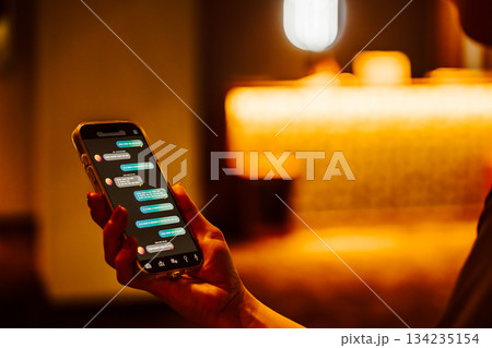 夜間のスマホメッセージ画面 134235154