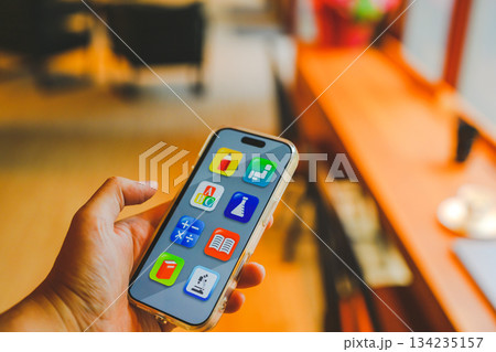 スマホで学習アプリ操作 134235157