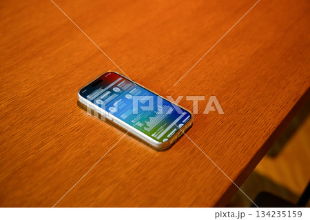 机上のスマホとデータ画面 134235159