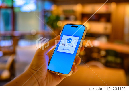 スマホで施設チェックイン完了 スマホで施設チェックイン完了 134235162