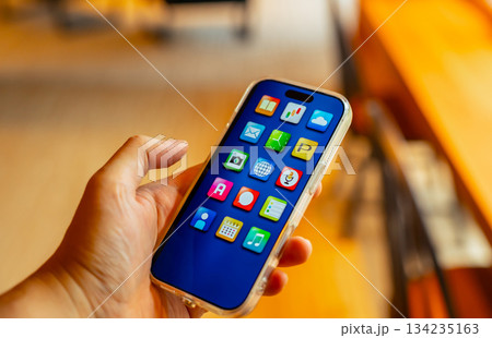 スマホアプリ操作と手元 134235163