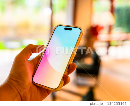 カフェでスマホを操作する手 カフェでスマホを操作する手 134235165