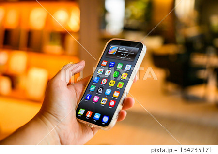 カフェでスマホ操作 カフェでスマホ操作 134235171