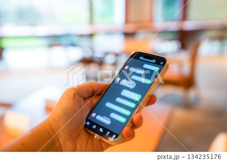 カフェでスマホで会話 カフェでスマホで会話 134235176