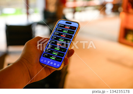 スマホで株価チェック 134235178