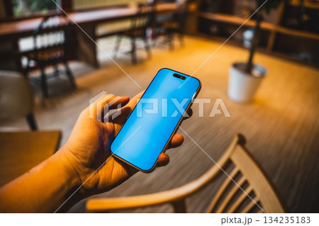 カフェでスマホを持つ手元 カフェでスマホを持つ手元 134235183