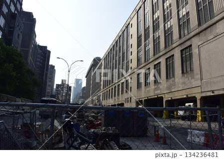 ニューヨークマンハッタン 古いビルと工事中の道路 ニューヨークマンハッタン 古いビルと工事中の道路 134236481