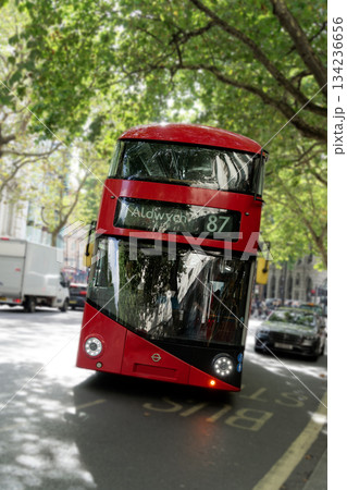 ロンドン二階建てバス 134236656