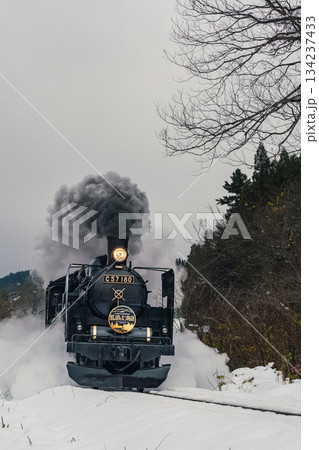 雪の中を力強く進む蒸気機関車　SLばんえつ物語号　新潟県　阿賀町 134237433