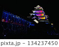 ライトアップされた会津鶴ヶ城 134237450