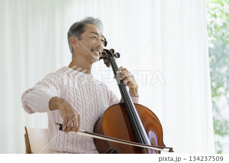 チェロを弾くシニア男性 134237509