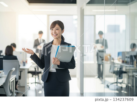 ビジネスウーマン ビジネスウーマン 134237609