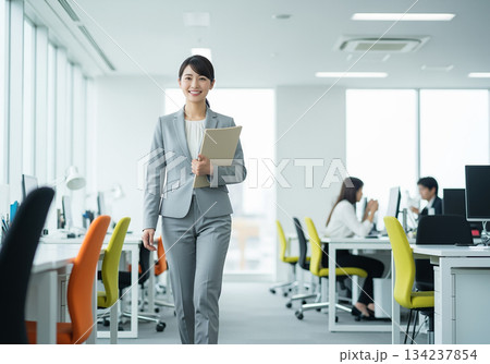 ビジネスウーマン ビジネスウーマン 134237854