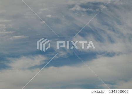 秋の気持ちの良いお天気の雲　秋の空に浮かぶ白い雲気持ちの良いお天気の雲　秋の空に浮かぶ白い雲 134238005