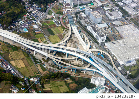 建設中の横浜湘南道路の栄ジャンクションを空撮 134238197