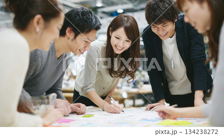 ビジネス会議　打ち合わせ 134238272