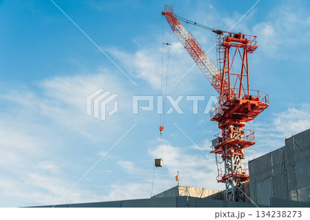 建設現場とクレーンの玉掛け 134238273