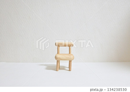 広告素材：自己分析・面接・内省を象徴するミニマルな椅子 134238530