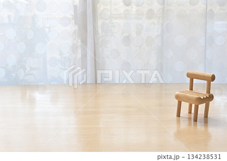 広告素材：自己分析・面接・内省を象徴するミニマルな椅子 134238531