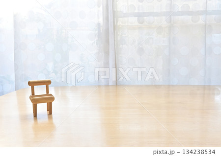 広告素材：自己分析・面接・内省を象徴するミニマルな椅子 134238534