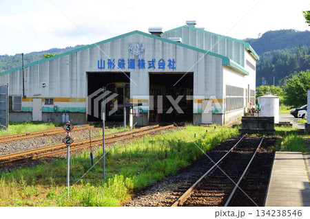 山形鉄道の風景 荒砥駅(車両基地車両庫) 山形鉄道の風景 荒砥駅(車両基地車両庫) 134238546