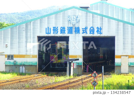 山形鉄道の風景 荒砥駅(車両基地車両庫) 山形鉄道の風景 荒砥駅(車両基地車両庫) 134238547