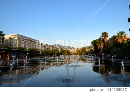 ニース・プロムナードデュパイヨンの水鏡と噴水・夕暮れの公園風景 ニース・プロムナードデュパイヨンの水鏡と噴水・夕暮れの公園風景 134239037