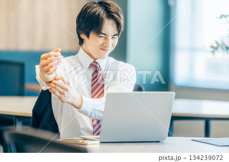 やる気のビジネスマン 134239072