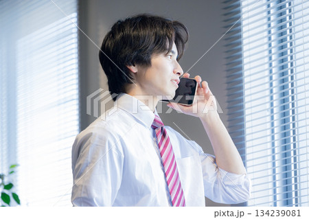 スマホで通話するビジネスマン スマホで通話するビジネスマン 134239081