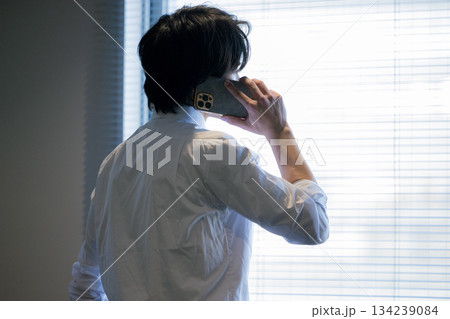 スマホで通話するビジネスマン 134239084