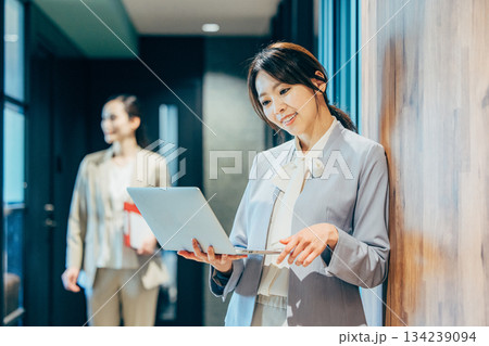 オフィス　ビジネスウーマン 134239094