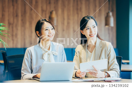 オフィスで働くビジネスウーマン　ミーティング 134239102